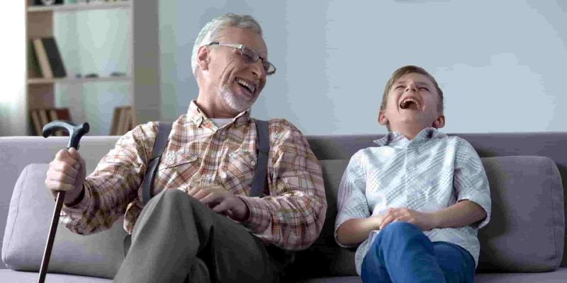 Imagen de un abuelo y su nieto/VOCA Editorial Los superabuelos cuentan con un cerebro sano