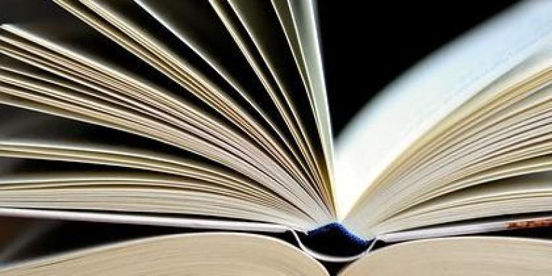 Libros abiertos – Pixabay Cuatro libros abiertos uno sobre otro
