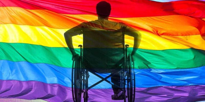 Imagen de la bandera del orgullo y una persona en silla de ruedas/Tododisca Las personas Lgtbi con discapacidad se enfrentan a una discriminación múltiple