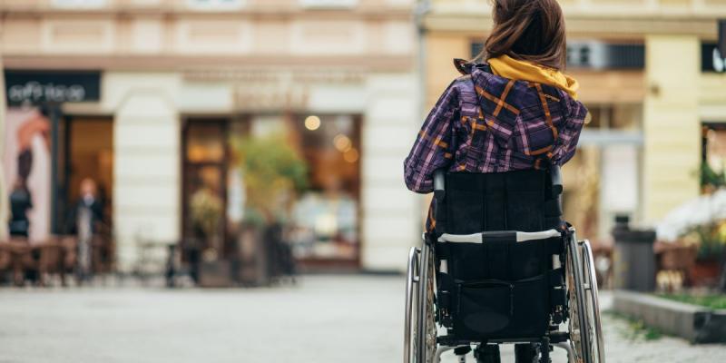 Una mujer joven con discapacidad, en silla de ruedas | Foto de 123RF/Marko Ristic para Servimedia Una mujer joven con discapacidad, en silla de ruedas