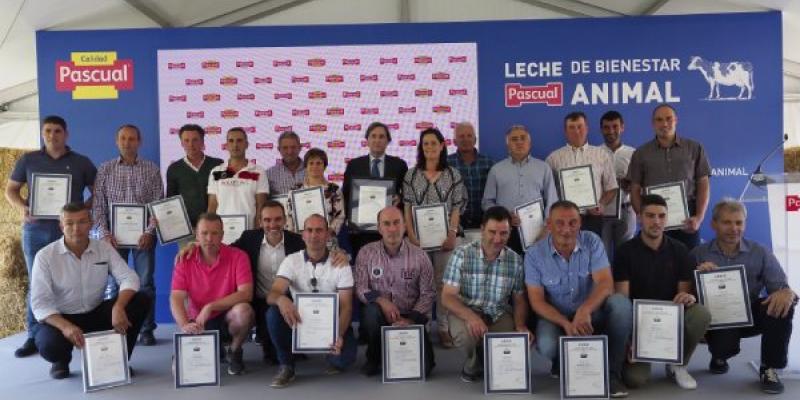 El Certificado de Bienestar Animal AENOR Conform. Foto de Pascual Ganaderos y Tomás Pascual con el certificado Bienestar Animal AENOR Conform
