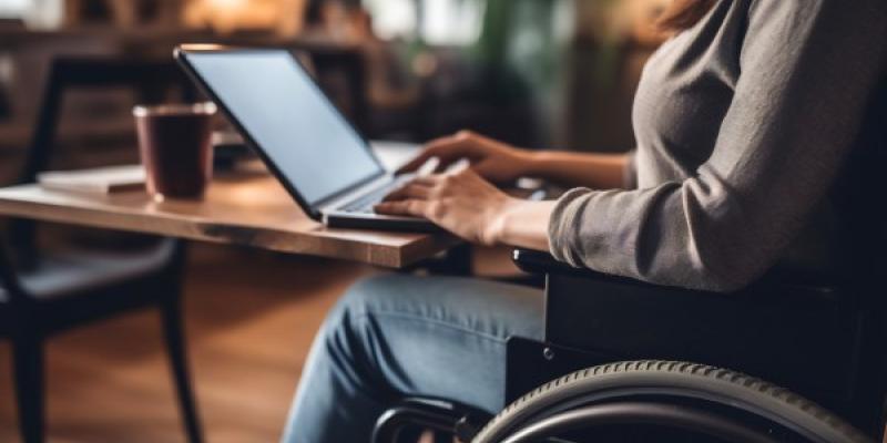 Una mujer realiza una operación administrativa desde el ordenador | Foto de 123RF/anytka Persona con discapacidad en silla de ruedas realizando trámites online
