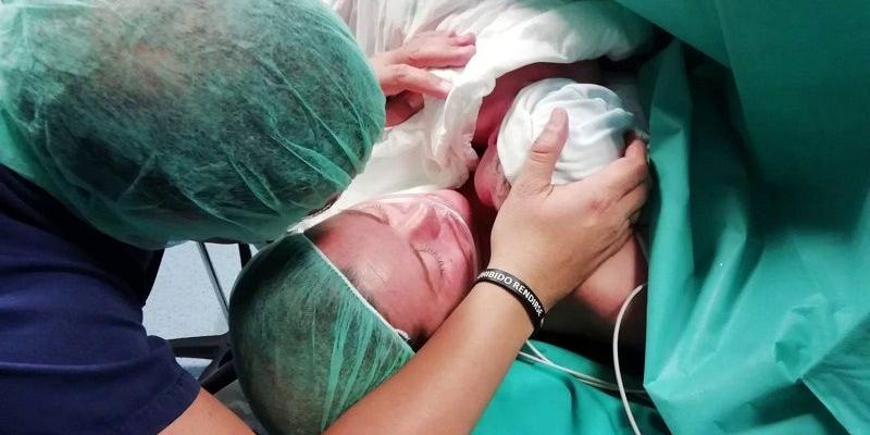 Imagen de un parto con cesárea humanizada/Tu canal en salud La cesárea humanizada ayuda a mejorar la experiencia del parto