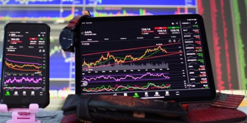 Imagen de un ordenador y un teléfono móvil/Pixabay ¿Qué es CFDs?