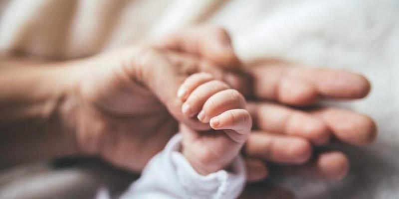 iStock. Mano de un bebé
