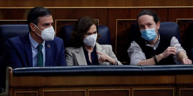 El presidente del Gobierno, Pedro Sánchez, y sus vicepresidentes Carmen Calvo y Pablo Iglesias asisten a la sesión de control en el Congreso / Emilio Naranjo / EFE