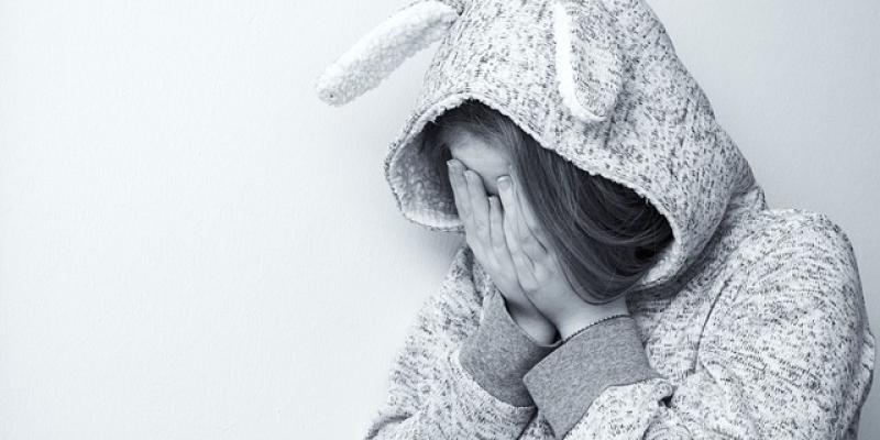 Chica triste que sufre ciberacoso