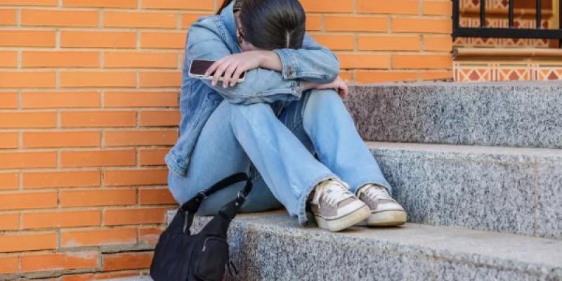 Chica triste sufriendo ciberbullying / 20minutos Chica triste sufriendo ciberbullying