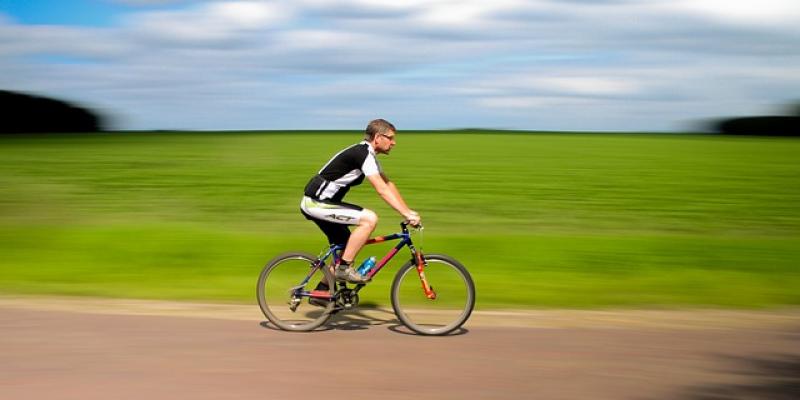 Hombre montando en bicicleta