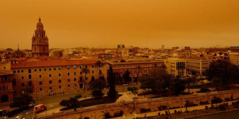Imagen del cielo naranja en Murcia / VICENTE VICÉNS/ AGM Imagen áerea del casco histórico de Murcia, con la silueta de la Catedral sobresaliendo sobre las azoteas, en medio de la calima.