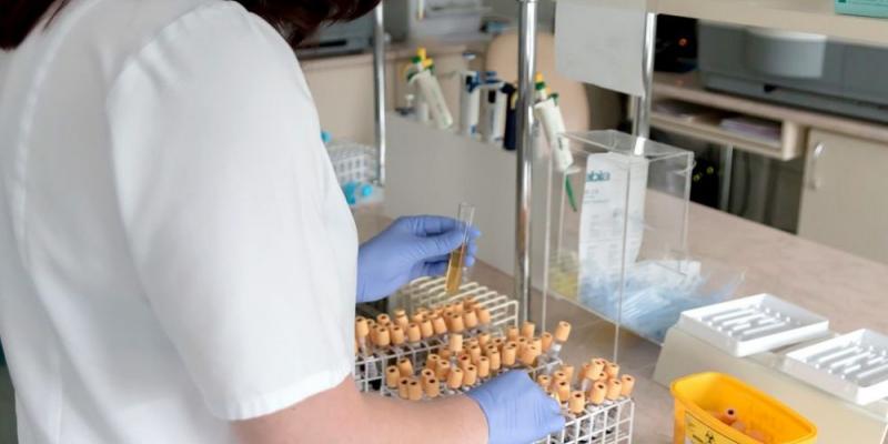 Los científicos reclaman más inversión pública y privada para la investigación del cáncer en España Científico en un laboratorio / consalud.com