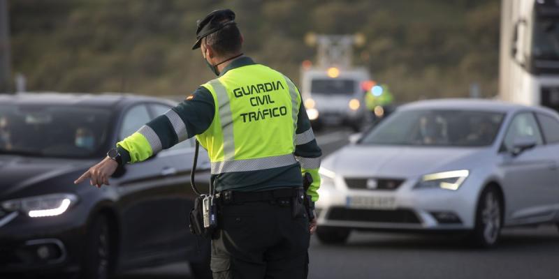 Archivo - Un agente de la Guardia Civil durante un control de movilidad María José López - Europa Press - Archivo