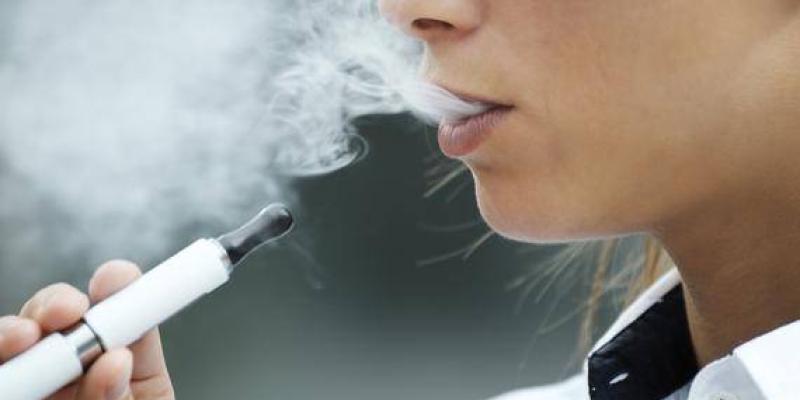 Imagen de un joven fumando un cigarrillo electrónico/Agencia SINC Los cigarrillos electrónicos son un peligro para los jóvenes