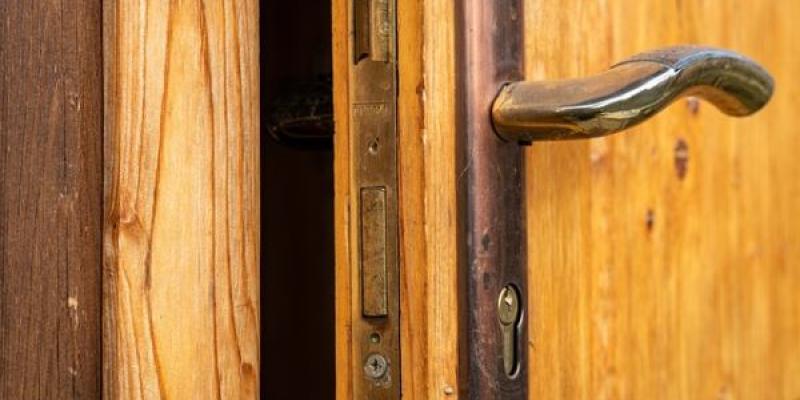 Puerta sin seguridad / Pixabay Cerrojo seguridad