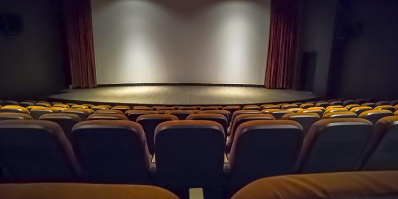 Imagen de un cine/envatoelements Los guiones de las películas influyen en el público