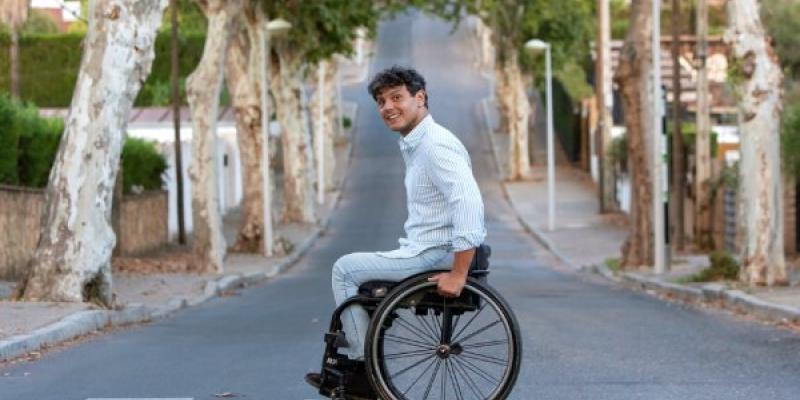 Cisco García, el tenista en silla de ruedas que no se rinde Cisco García posando para la cámara