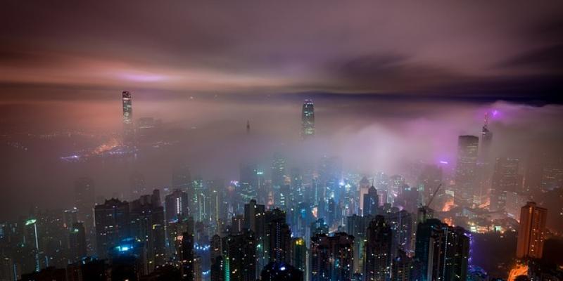 Ciudades compactas / Pixabay Rascacielos por la noche