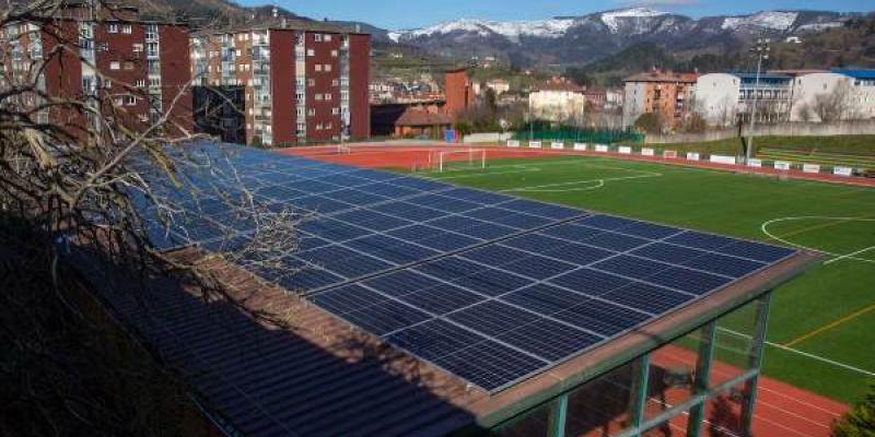 Placas solares sobre el tejado de las gradas del campo de fútbol Argixao en Zumarraga (Guipuzkoa), en 2023. Javier Hernández para EL PAÍS Placas solares sobre el tejado de las gradas del campo de fútbol Argixao en Zumarraga (Guipuzkoa), en 2023.