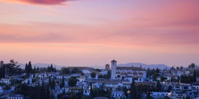 Ciudades españolas - Foto: Envato Elements Atardecer de Granada