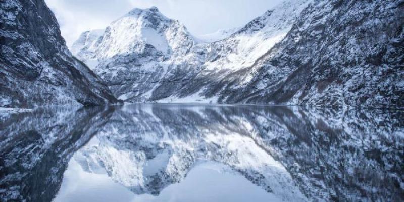 Fiordo de Naeroyfjord de Noruega Fiordo de Naeroyfjord