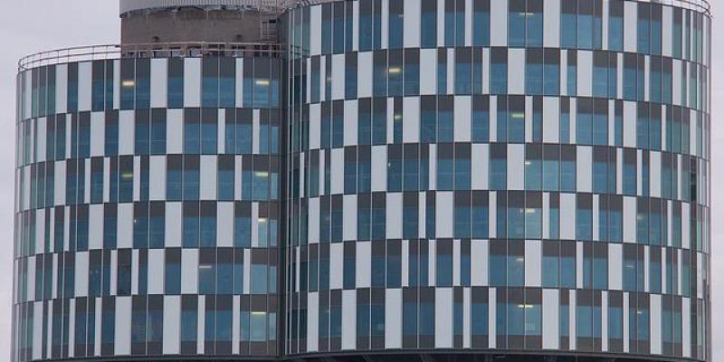 Nordhavn, ciudad 'laboratorio' de sostenibilidad - Pixabay Un edificio con placas solares de Nordhavn en Dinamarca