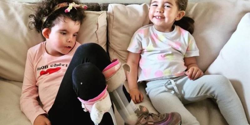 Claudia, niña con Síndrome Menke-Hennekam | Foto cedida por la familia Claudia posa junto a su hermana pequeña Mireia