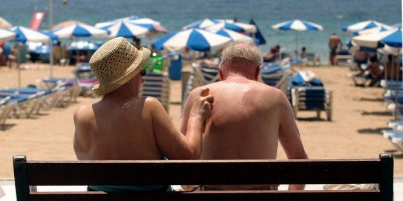 La radiación solar es uno de los mayores enemigos de nuestra piel. EFE/MORELL Dos personas mayores en la playa utilizando protección solar