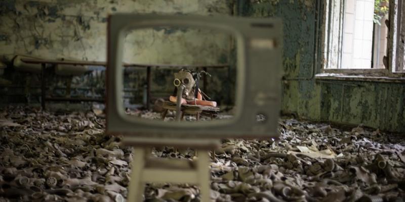 Imagen que ilustra la guerra entre Rusia y Ucrania / Pixabay Televisión en un salón destrozado por los bombardeos
