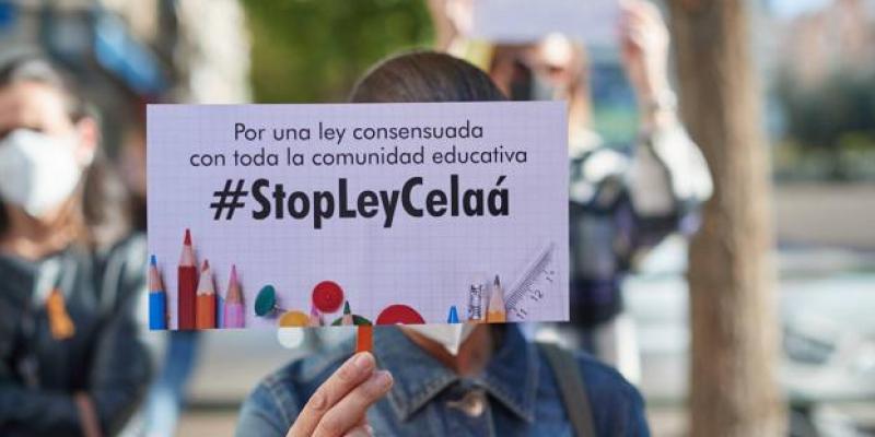 Cartel contra la 'ley Celaá', en las movilizaciones de la enseñanza concertada en Granada. / PEPE MARÍN