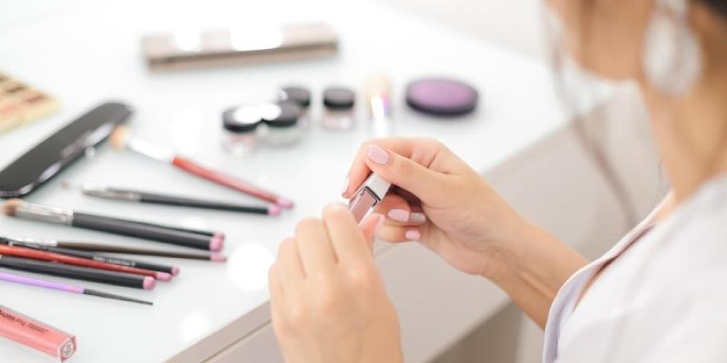 Chica con maquillaje - Foto; Pixabay Chica con maquillaje