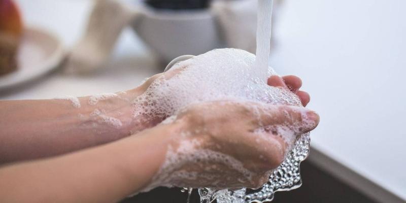 Imagen de una persona limpiando/Vanitatis Así funciona el movimiento cleanfulness