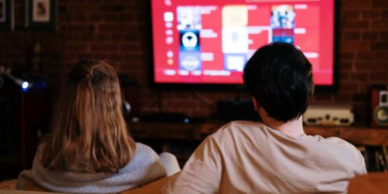 Pareja viendo Cliver TV en su televisor