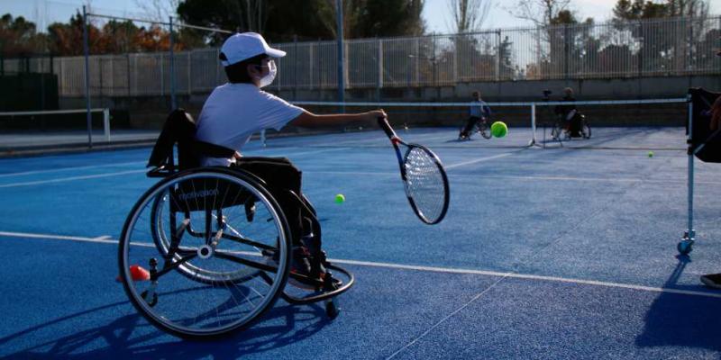 Niño jugando al tenis en silla durante el evento Villaverde Sport4All