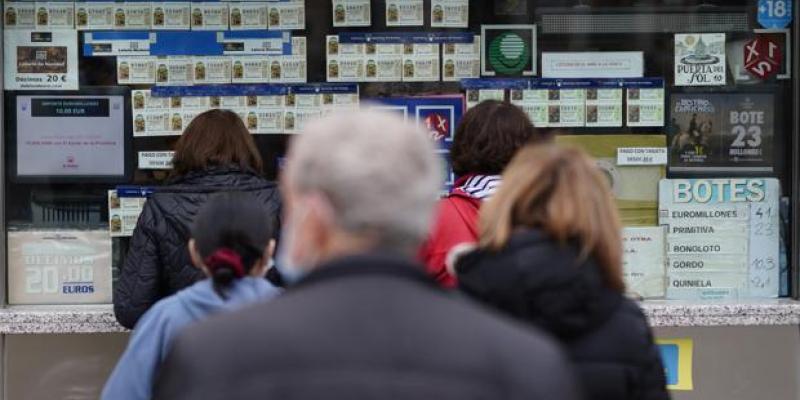 José Ramón Ladra para ABC Los premios de la Lotería de Navidad inferiores a los 2.000 euros se pueden cobrar en cualquier administración de lotería, mientras que los mayores en las entidades bancarias