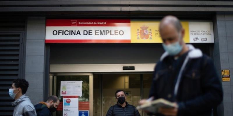Personas en trámites para cobrar el paro - Isabel Permuy (ABC) Cobrar el paro