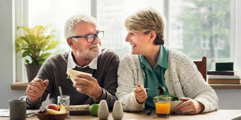 Dos personas mayores disfrutando de la pensión de jubilación