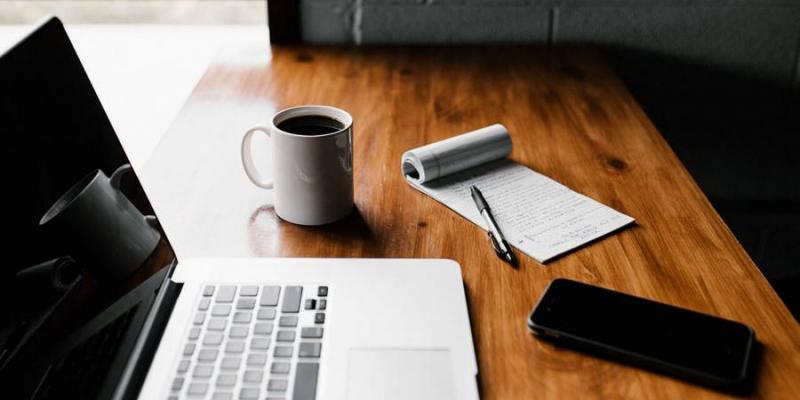 Cuándo se cobra el sueldo mensual en una empresa Ordenador y libreta encima de la mesa / Pixabay