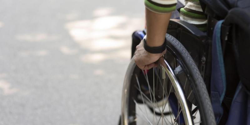 Una persona en silla de ruedas | Foto de Servimedia Una persona en silla de ruedas