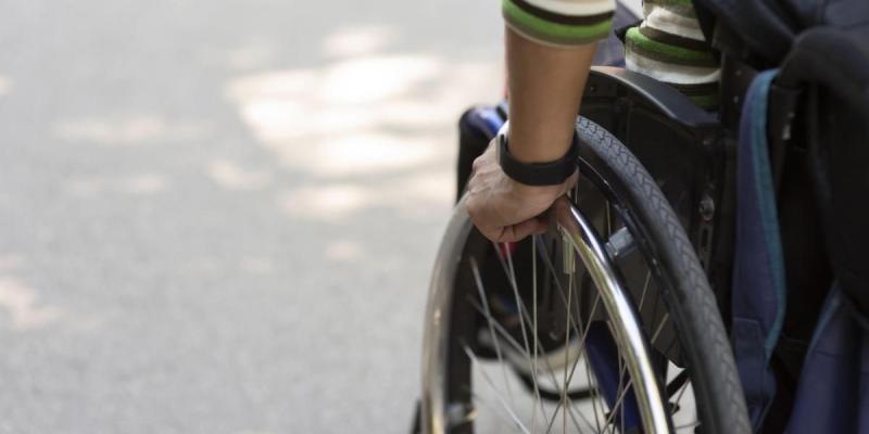 Una persona en silla de ruedas 