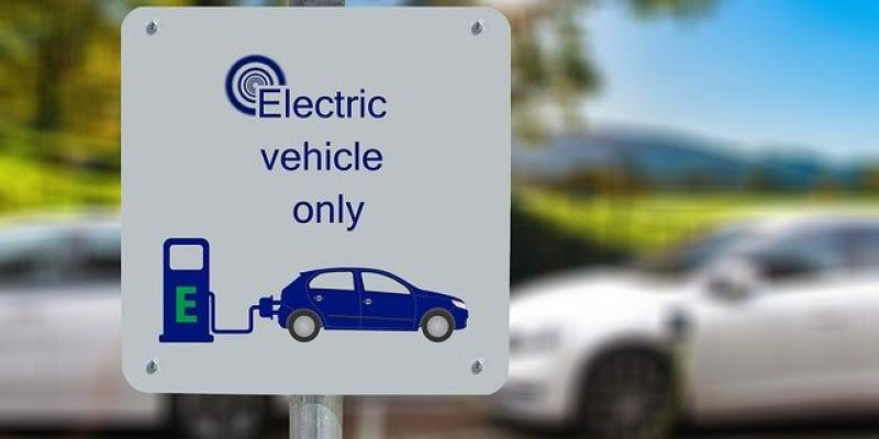 Coche eléctrico/ Pixabay Parking para coche eléctrico