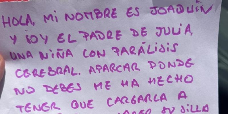 Coche mal aparcado - Foto: X Nota del padre para mostrar las consecuencias de la irresponsabilidad de este conductor