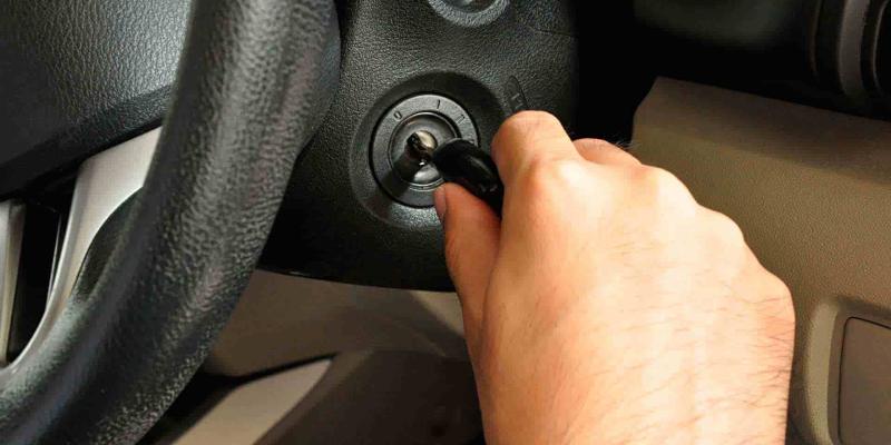Imagen de una persona arrancando el coche/Blog del camino... ¿Cómo preparar nuestro vehículo tras un largo tiempo parado?