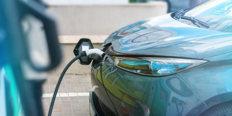Ejemplo de coche de cero emisiones recargándose con la electricidad