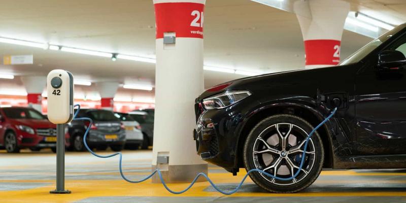Imagen de un coches híbrido/Xakata Coches híbridos, ventajas e inconvenientes