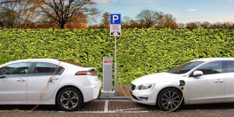 Dos coches eléctricos recargando batería