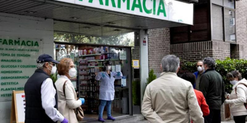 El Mundo Colas en las farmacias de Madrid para recoger las mascarillas.