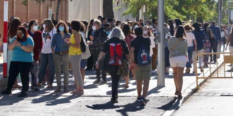 Miles de docentes y personal escolar hacen cola este miércoles en Madrid para hacerse el test serológico antes de iniciar el curso escolar Aglomeraciones y largas colas en Madrid para las pruebas serológicas de Covid a los profesores. Jorge París/ 20minutos