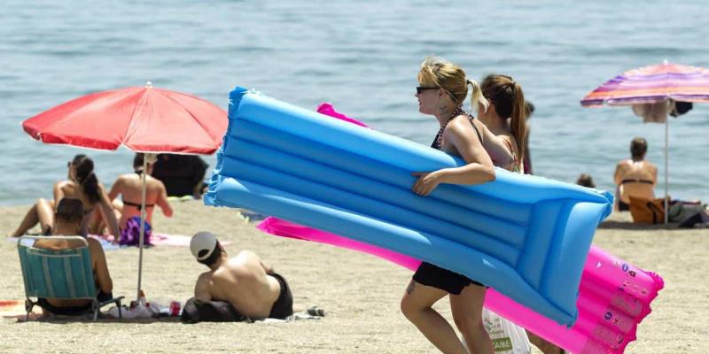 Imagen de dos chicas con artilugios hinchables/ABC La OCU advierte del uso de hinchables durante este verano
