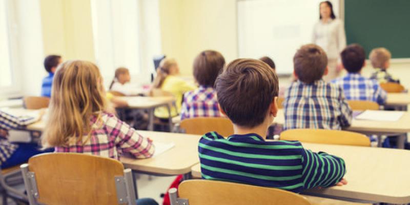 La elección entre un colegio público, concertado o privado/ El País NIños pequeños en una clase