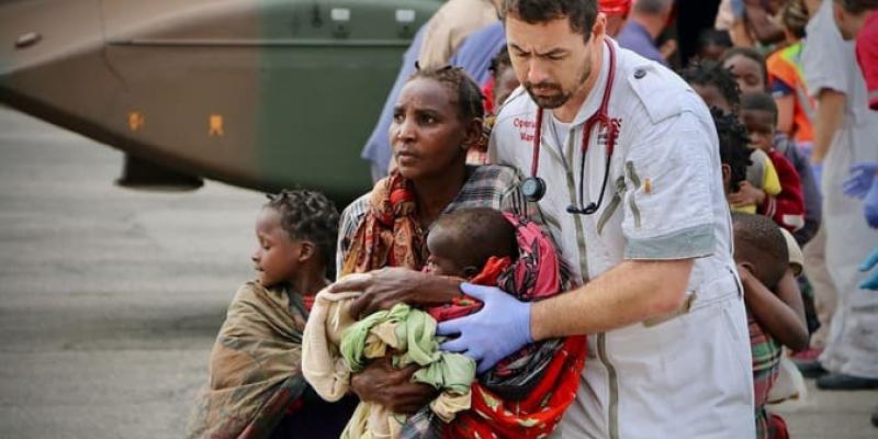 Imagen de un enfermero con una madre y su hijo/ELTIEMPO.COM En 2022 muchos países sufrieron por la cólera